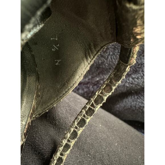 STUART WEITZMAN SNAKE PRINT LEATHER LOW WEDGE SANDALS 7.5N - Picture 7 of 7